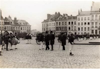 La revue des sapeurs pompiers , sur la gauche de la photo, une fanfare. Quelques personnalités de St Omer accompagnées par un officier , passent les troupes en revue.